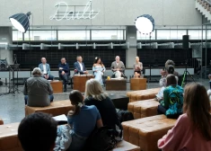 Dailes teātra muzikālās daļas vadītājs Juris Vaivods, teātra mākslinieciskais vadītājs Viesturs Kairišs, teātra direktors Juris Žagars, jauniestudējuma "Dzen savu arklu pār mirušo kauliem" režisore Ola Mafalani, aktieri Juris Bartkevičs un Madara Viļčuka piedalās preses konferencē, kurā informē par Dailes teātra 105. sezonas jauniestudējumiem.