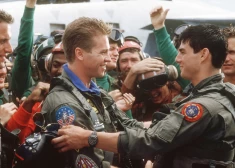 Aktieris Vels Kilmers ar Tomu Krūzu filmā "Top gun".