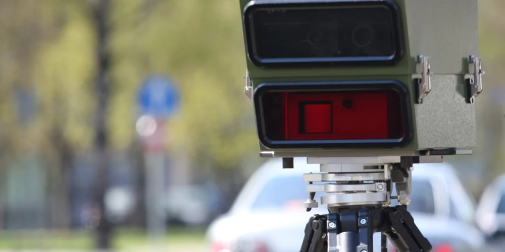 Par policijas fotoradara bojāšanu aizturēts vīrietis. 