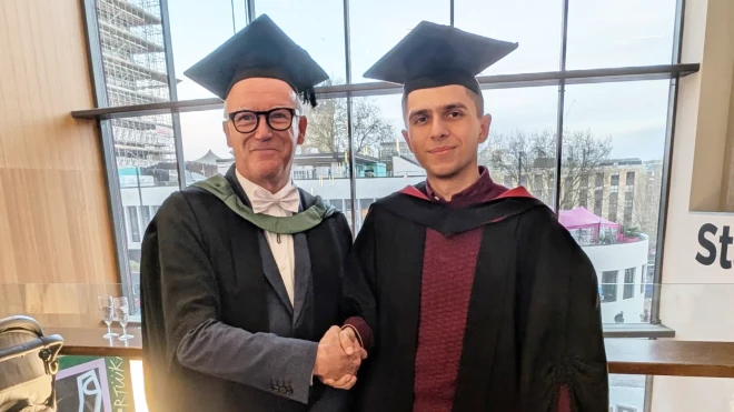 TSI absolvents kopā ar Todu Burtonu 2024. gada izlaidumā.