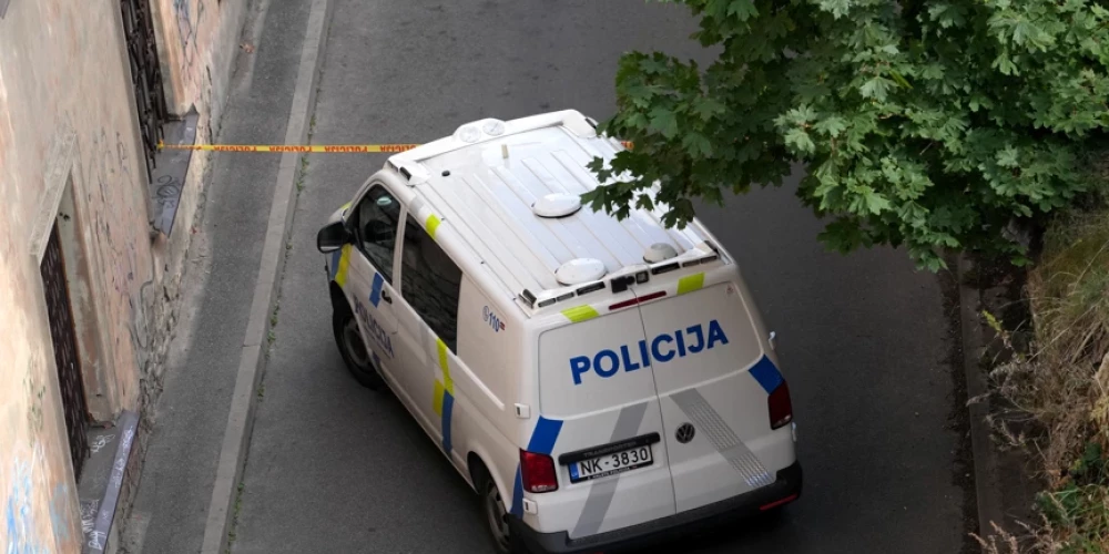 (Ilustratīvs foto) 3. aprīlī ap pulksten 15.10 Valsts policijā saņemta informācija, ka Saldū, Avotu ielā ir sadurts 16 gadus vecs jaunietis. Valsts policijas un Neatliekamās medicīniskās palīdzības dienesta darbinieki ieradās notikuma vietā.