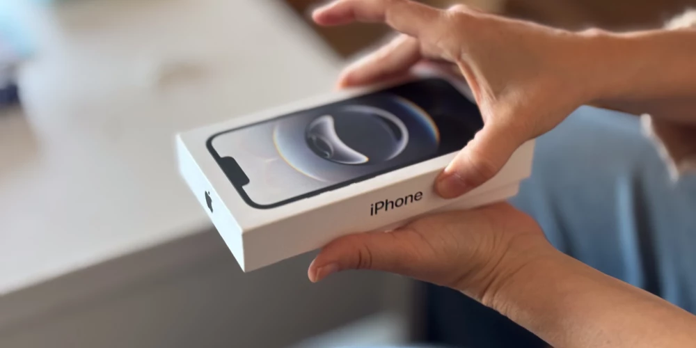 March 28, 2025: Close up of the hands of a woman unboxing a brand new iPhone 16e (Credit Image: © VW Pics via ZUMA Press Wire)