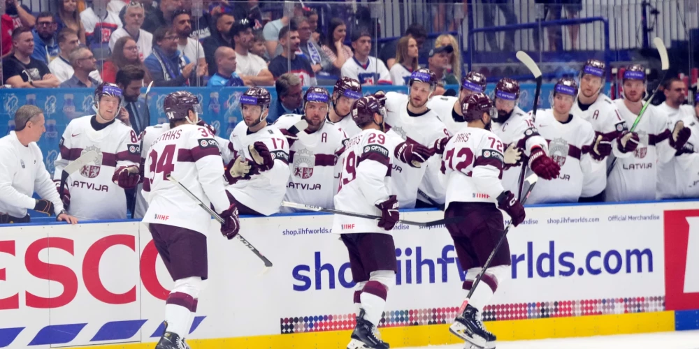 Latvijas izlases hokejisti priecājas par vārtu guvumu