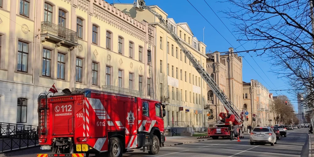 Ugunsdzēsēji netālu no Latvijas Universitātes ēkas (aculiecinieces foto)