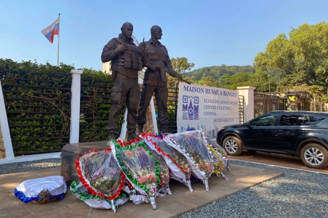 "Vagner" vadītāji Jevgeņijs Prigožins un Dmitrijs Utkins Centrālāfrikā ir lielā cieņā, par ko liecina viņiem veltītais bronzas piemineklis.