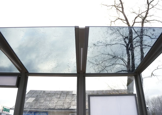 Новые навесы, электропитание и озеленение: как преображаются остановки в Риге