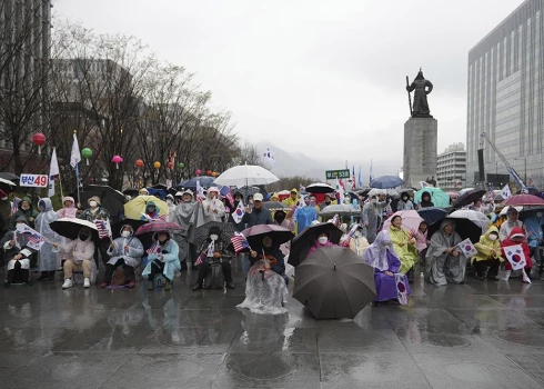 Demonstranti Seulā, spītējot stipram lietum, pauda atbalstu atstādinātajam prezidenta Junam Sukjolam