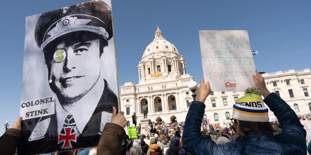 Protesti zem saukļa "Hands Off!" ("Rokas nost!") vērsti pret Trampa administrācijas īstenoto ekonomikas politiku un reformām valdības struktūrās,