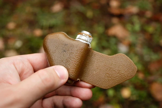 Padomju parauga mīna “PFM-1” jeb “ļepestok” plastmasas korpusā – 37 grami sprāgstvielas ir pietiekami, lai norautu pēdu.