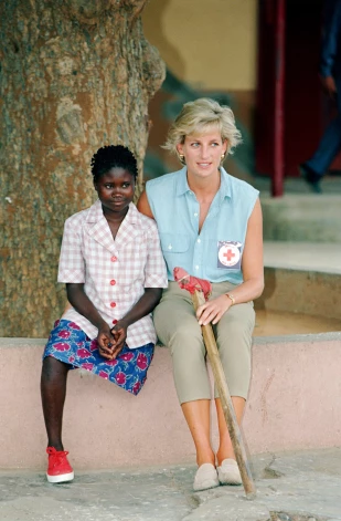 Princese Diāna kļuva par pretmīnu kampaņas seju vairākus mēnešus pirms savas bojāejas autoavārijā. Savas misijas laikā viņa devās arī uz Angolu, kur pēc pilsoņu kara mīnas joprojām kropļoja civiliedzīvotājus, bērnus ieskaitot.