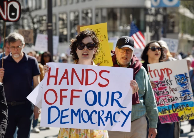 В США прошли первые массовые протесты против политики Трампа - сам президент в это время играл в гольф