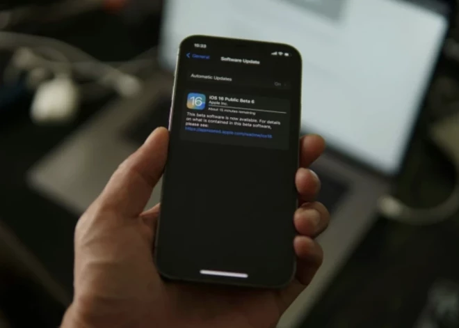 Katrs piektais Latvijas iedzīvotājs neatjauno sava telefona programmatūru. Kāpēc tas ir bīstami?
