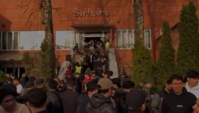 На кадрах видно большое скопление людей возле здания с вывеской кафе Širhans.