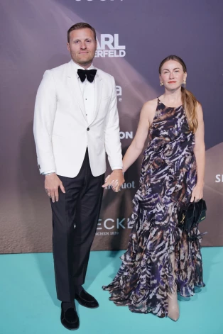 Pasākumu vadītājs Renārs Zeltiņš ar sievu Ievu Kohu-Zeltiņu baudīja darba nedēļas izskaņu bez bērniem, kurus bija atstājuši drošā uzraudzībā.