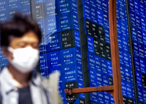 Japānas akciju cenas "Nikkei" 7. aprīlī turpina kristies.