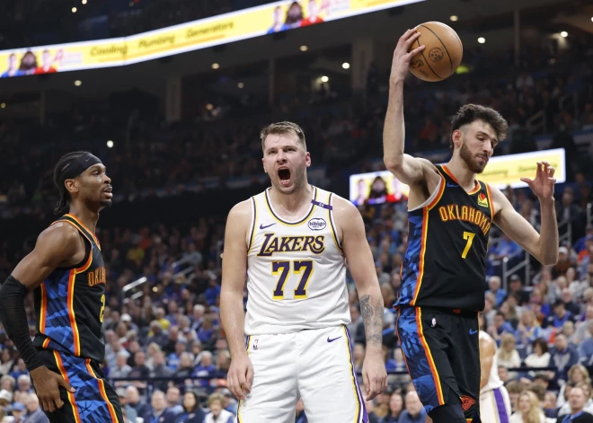 Luka Dončičs salādē 30 punktus NBA līderei, Jokiča iespaidīgais "triple-double" nepalīdz "Nuggets"