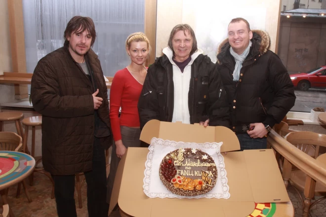 Fanu kluba aktīvisti Inta Meldere, Mārtiņš Klaužs un Jānis Šīraks sveica Viktoru Lapčenoku jubilejā ar īpašu torti.