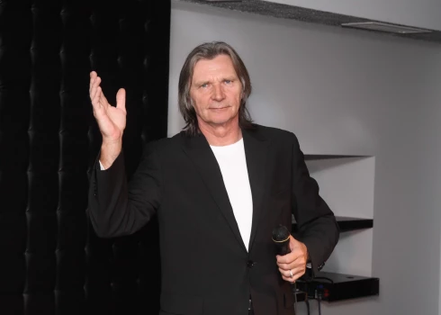 Estrādes leģenda Viktors Lapčenoks turpina skatuves gaitas, taču viņa fanu kluba aktīvisti Inta un Mārtiņš par dziedātāju fano nu jau no mākoņa maliņas.