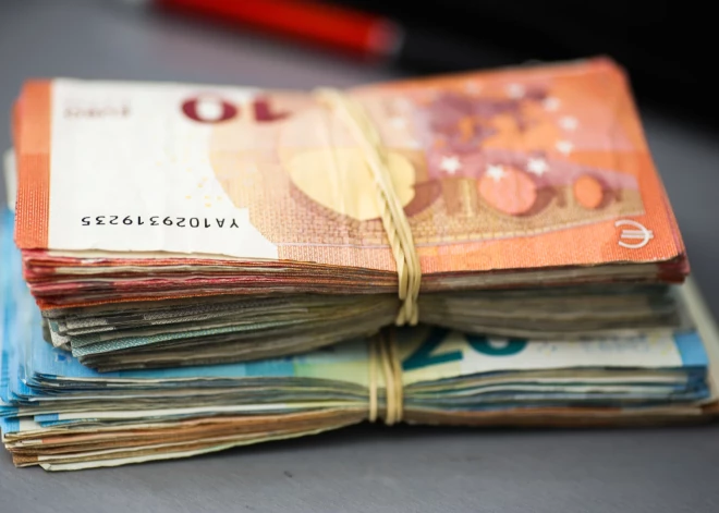 Nelikumīgi iegūti aptuveni 1500 eiro – par naudas piesavināšanos apsūdzētas divas VID amatpersonas