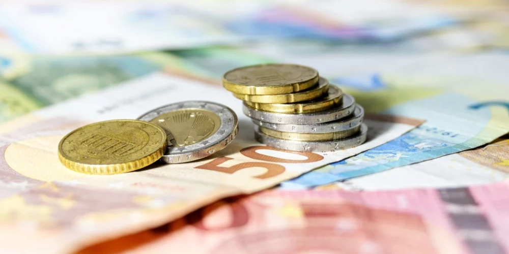 Vispārējās valdības budžeta deficīts šogad prognozēts 3,1% apmērā no iekšzemes kopprodukta (IKP), kas ir par 0,2 procentpunktiem vairāk, nekā bija plānots, teikts Finanšu ministrijas (FM) sagatavotajā Latvijas Fiskāli strukturālā plāna 2025.-2028. gadam 2025. gada progresa ziņojumā.