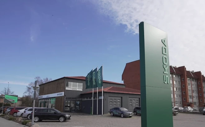 Auto salona platība ir 300 kvadrātmetri, kur izvietoti 6 jaunākie Škoda modeļi, pieejams arī plašs 240 kvadrātmetru serviss ar pieciem pacēlājiem.
