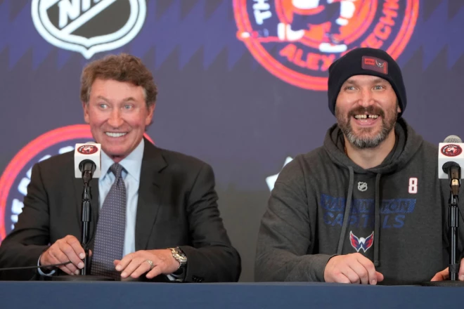 Уэйн Гретцки лично стал свидетелем этого исторического момента и достижения Овечкина.