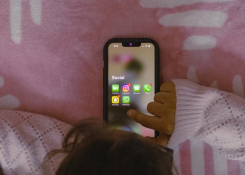 Eksperte norāda, ka visprātīgāk ir izglītot bērnus par droša interneta lietošanu jau pirmsskolas vecumā.