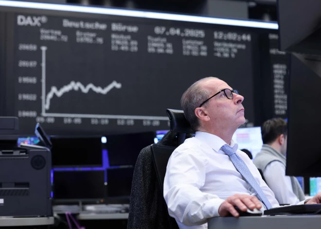 Из-за действий Трампа рухнули мировые биржи. Но для Латвии в этом есть и хорошие новости