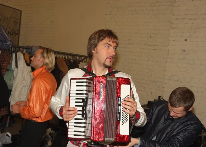 Atis Auzāns pārdod savu mīļāko skatuves akordeonu