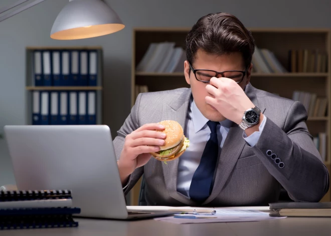 Недостаток сна и лишний вес: почему недосып заставляет нас переедать