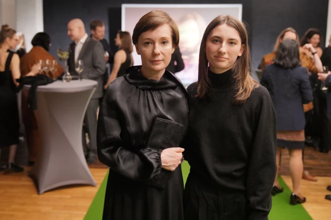 Aktrise Čulpana Hamatova ar gaviļnieci – meitu Arīnu – pirmizrādes banketā.
