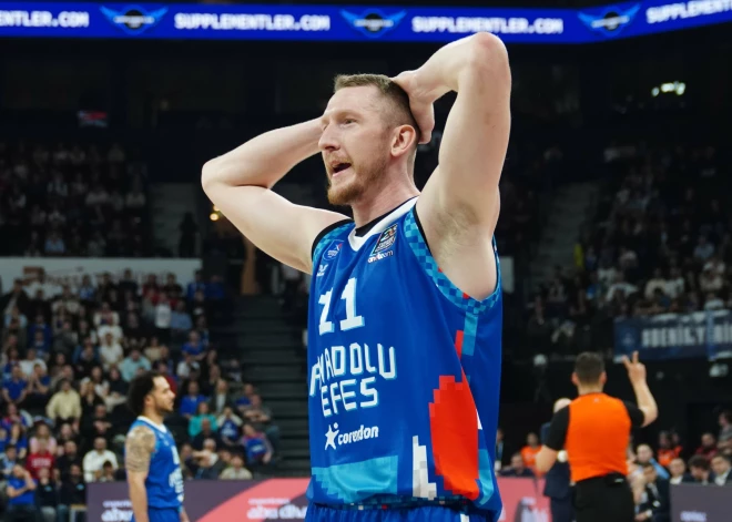 Šmits gūst septiņus punktus uzvarētā Turcijas čempionāta mačā