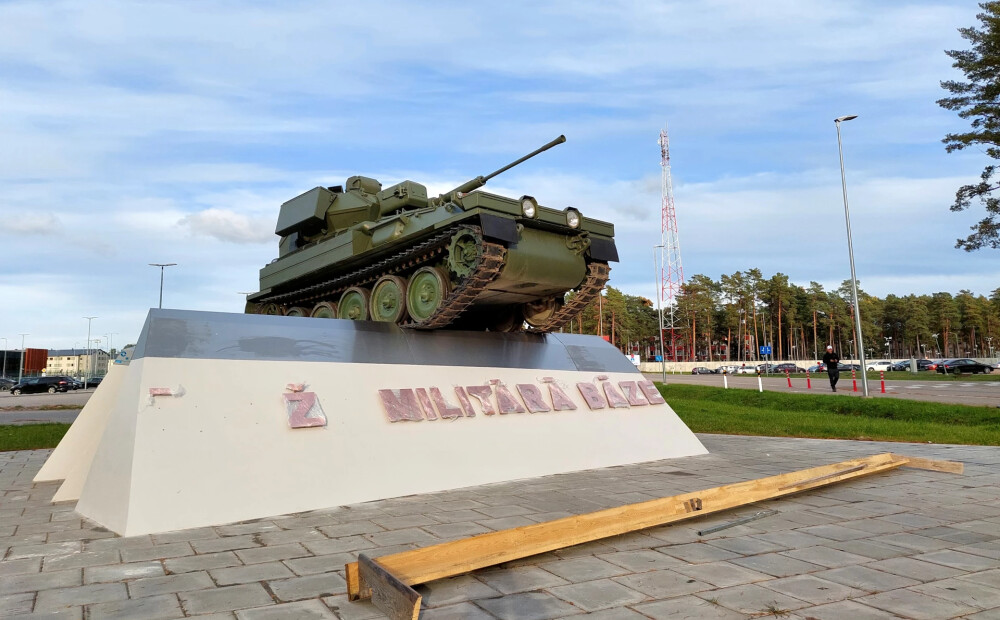 Valsts kontrole: "Militarizētās tēlniecības kompozīcija" pie Ādažu bāzes ir kļūda