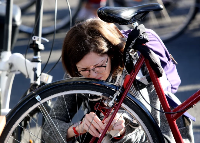 Satiksmes ministrija aicina brīvprātīgi reģistrēt velosipēdus - pretējā gadījumā tiem draud pārvietošana uz speciālo stāvvietu