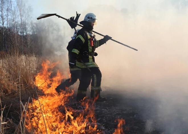 Pirmdien kūlas ugunsgrēka dzēšanas darbos cietis glābējs