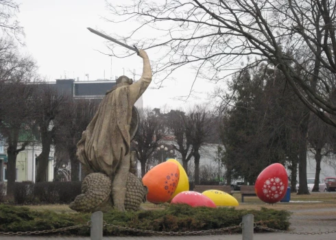 Lāčauša cīņa ar pūķi jeb Lieldienu olām. Pirms vairāk nekā 70 gadiem Majoros uzstādītā Gruzijas nacionālā varoņa – svētā Jura skulptūra savā dzīvē daudz ko piedzīvojusi, 2013. gadā “cīnījusies” arī ar Lieldienu olām.