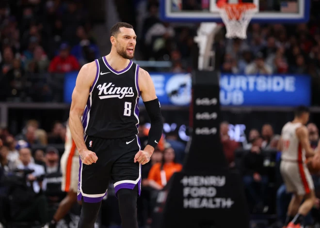 "Kings" līderu trio iemet 99 punktus uzvarā pret "Pistons"