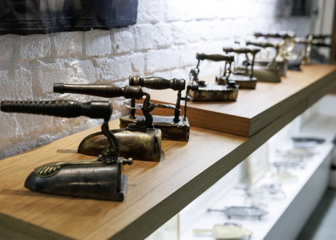 Privātkolekciju muzejā atklāta Senlaicīgu gludekļu izstāde. Ekspozīcijā apskatāmi XVIII–XX gs. gludekļi, kas 20 gadu garumā vākti no visas pasaules, un katram no tiem ir sava unikālā vēsture.