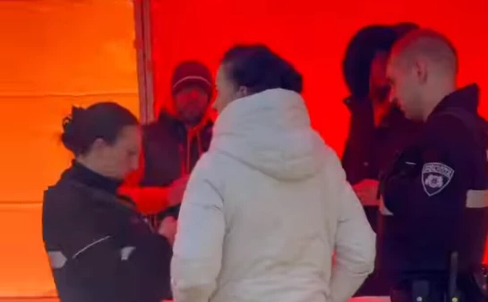 “Mums nedrīkst ļaut aicināt cilvēkus vēlēt!” partija “Stabilitātei!” ceļ brēku par policijas uzbāzību Rīgas ielās, taču policija incidentu atceras pavisam citādi