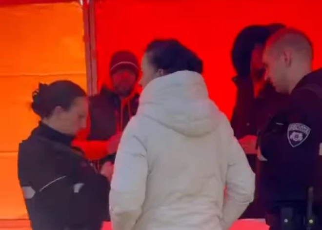 “Mums nedrīkst ļaut aicināt cilvēkus vēlēt!” partija “Stabilitātei!” ceļ brēku par policijas uzbāzību Rīgas ielās, taču policija incidentu atceras pavisam citādi