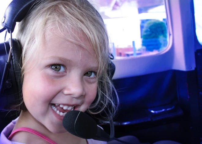 Lidmašīnā iedevu mazajai meitai telefonu un sajutu nosodošus skatienus: "Jutu, ka man sāk svilt vaigi..."