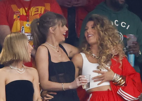 Teilore Svifta un Bleika Laivlija ir draudzenes jau gandrīz desmit gadus.