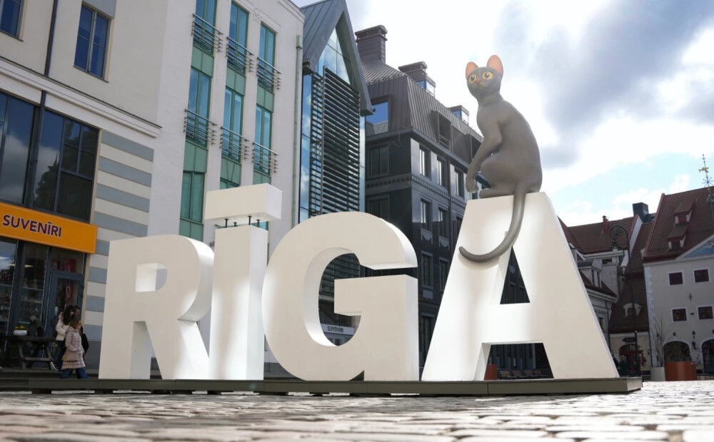 Vides objekts "RĪGA" ar animācijas filmas "Straume" kaķi pārvietots uz Rātslaukumu