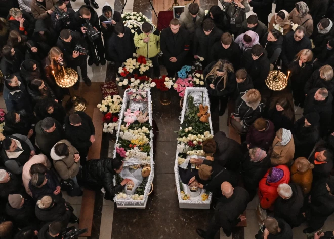 Внимание, чувствительный контент! В Кривом Роге простились с влюбленной парой подростков, которую РФ убила ракетным ударом