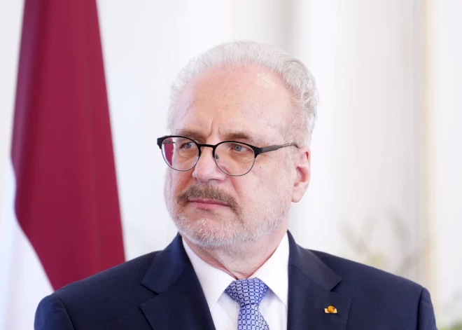 Latvijas eksprezidents Levits: autoritārisms braši soļo uz priekšu, demokrātijas atkāpjas