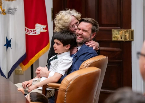 ASV viceprezidents Džeimss Venss ar mammu un dēlu (foto: "Vice President JD Vance" / X)