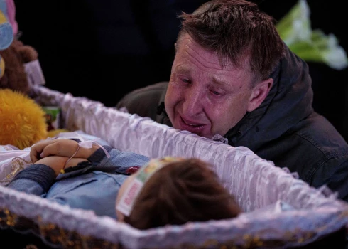 Tēvs pie krievu raķetes Krivijrihā nogalinātā 3 gadus vecā Timofeja Cvitoka zārka (foto: Scanpix / AP)