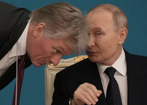 Krievijas diktators Vladimirs Putins un viņa preses sekretārs Dmitrijs Peskovs