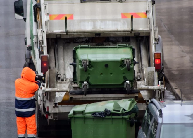 Rīgā pēdējās nedēļās vairākos atkritumu vedējos aizdegušās izmestas litija baterijas
