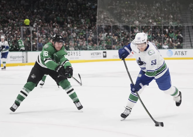 Bļugera "Canucks" pēdējā minūtē gūst trīs vārtus un papildlaikā uzvar "Stars" komandu